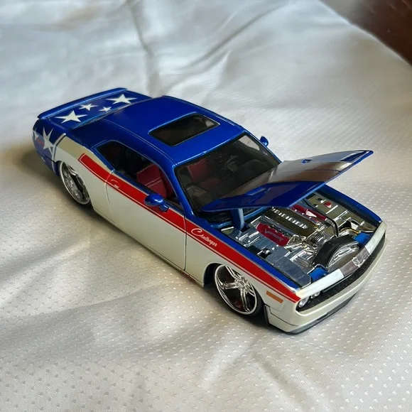 maisto Toys Dodge Challenger Maisto Pro Rodz 24 Scale Diecast